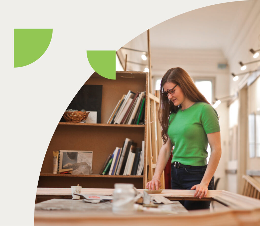 kobieta naprawia starą ramę od obrazu