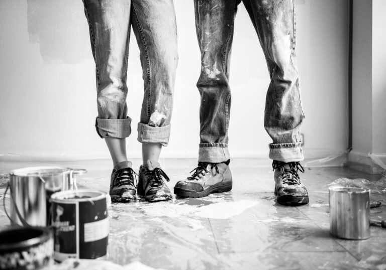 Ujęcie nóg kobiety i mężczyzny podczas remontu